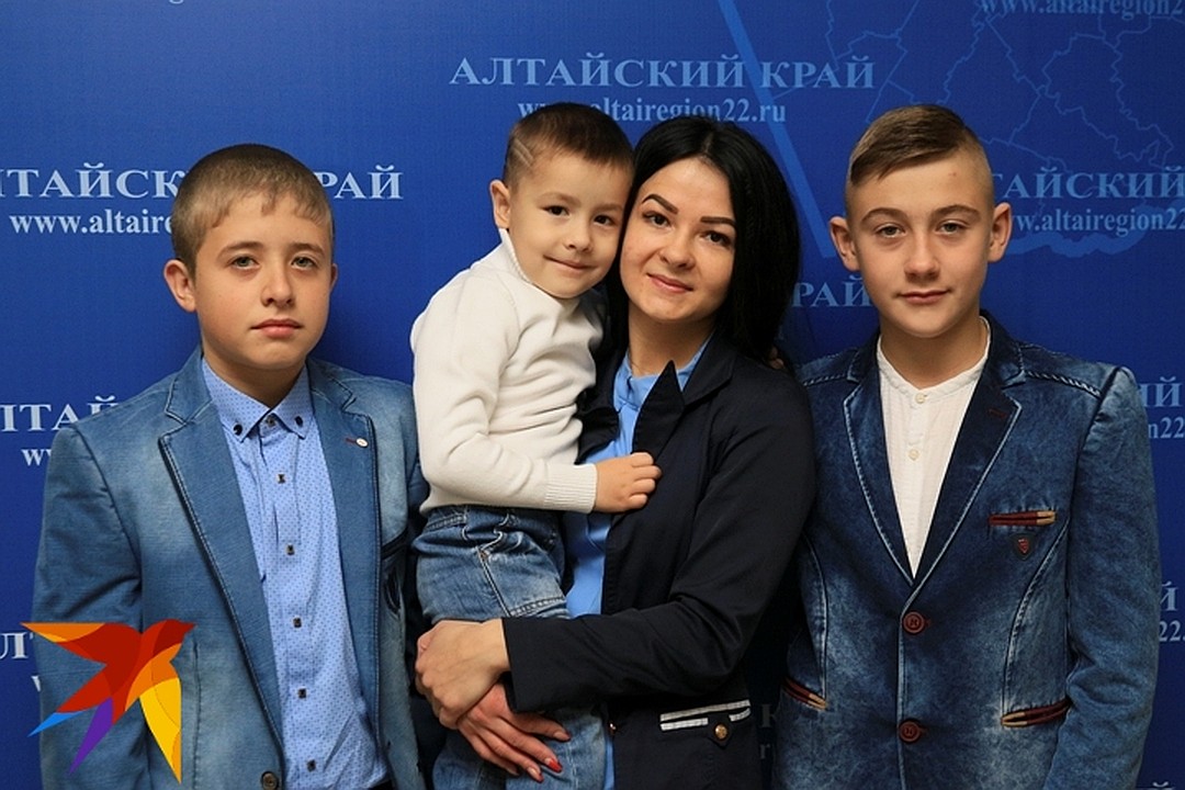 Максим Аксёнов с семьёй спасенного мальчика.