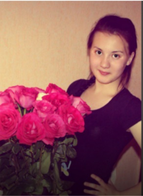 Милена Абдуллина позирует с букетом красных роз.