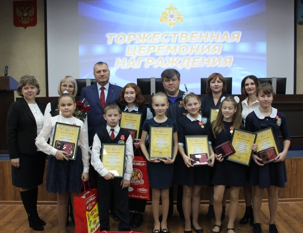Инна Устимова с награждёнными школьниками. Вид 1.