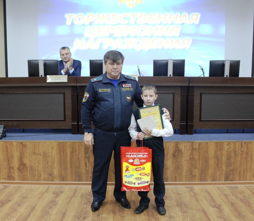 Ваня Богатырёв и спасатель на сцене после вручения Ване награды.