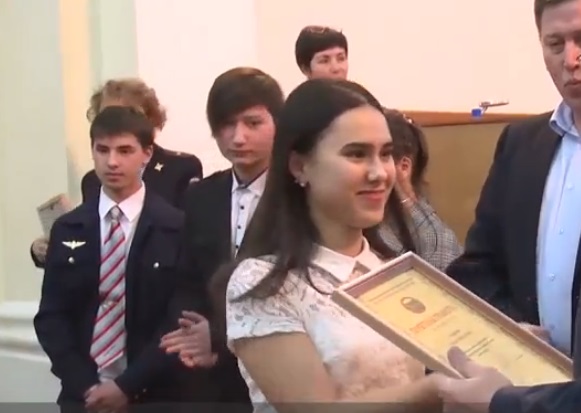 Ане Сариной вручают награду.