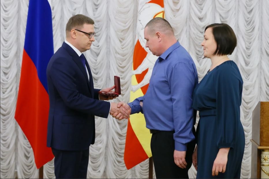 Родителям Димы Новосёлова вручают награду сына.