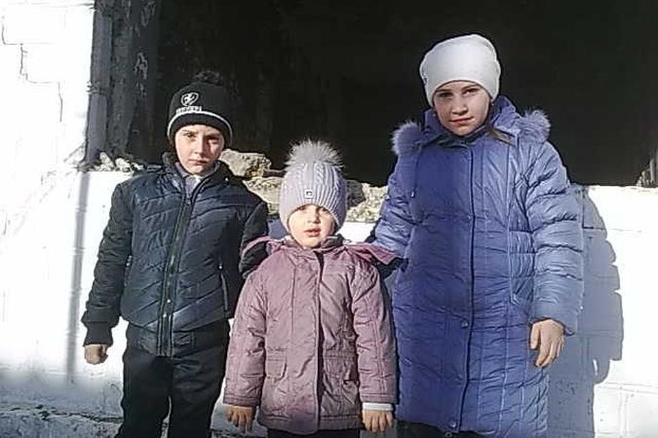  Маликат Абдуллаева с младшими братьями