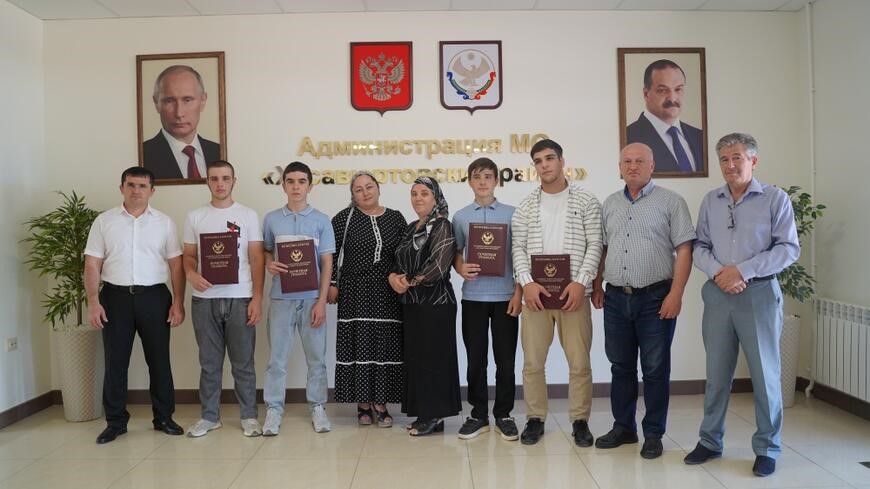 Асхаб Адаев и его друзья после награждения.