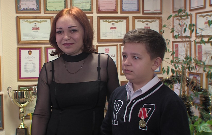 Ильнур Абакиров с мамой даёт интервью после награждения.
