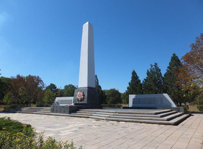 Памятник в Ленино.