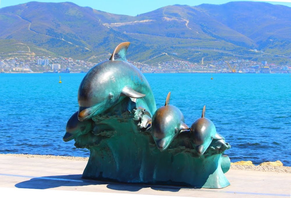 Скульптура «Дельфины».