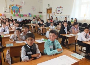 Ученики начальной школы на уроке. Фотография.