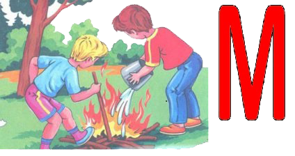 Дети заливают водой костёр в лесу.