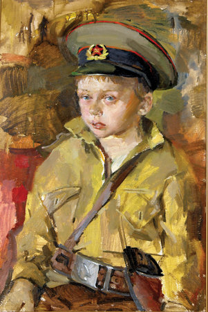 Мальчик в военной форме, фуражке и с портупеей сидит и смотрит вдаль. Картина.