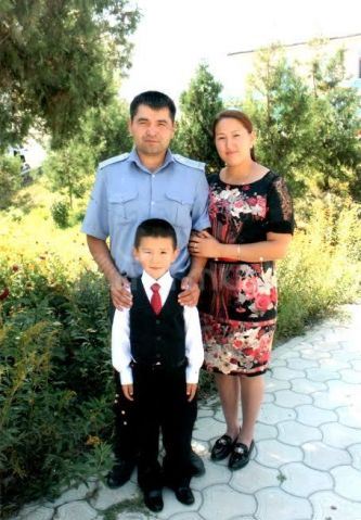 Ибрахим Авазов с родителями.