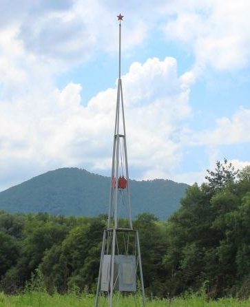 Памятный обелиск на месте стоянки партизан отряда «Тихий».