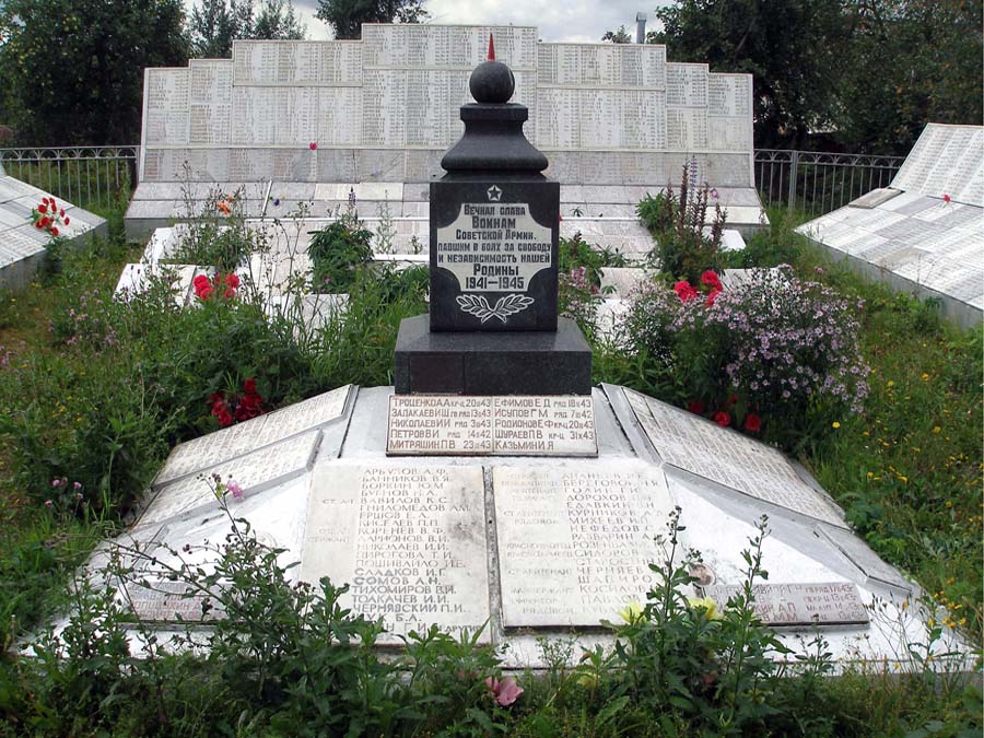 Памятник на братской могиле в Красном Бору.