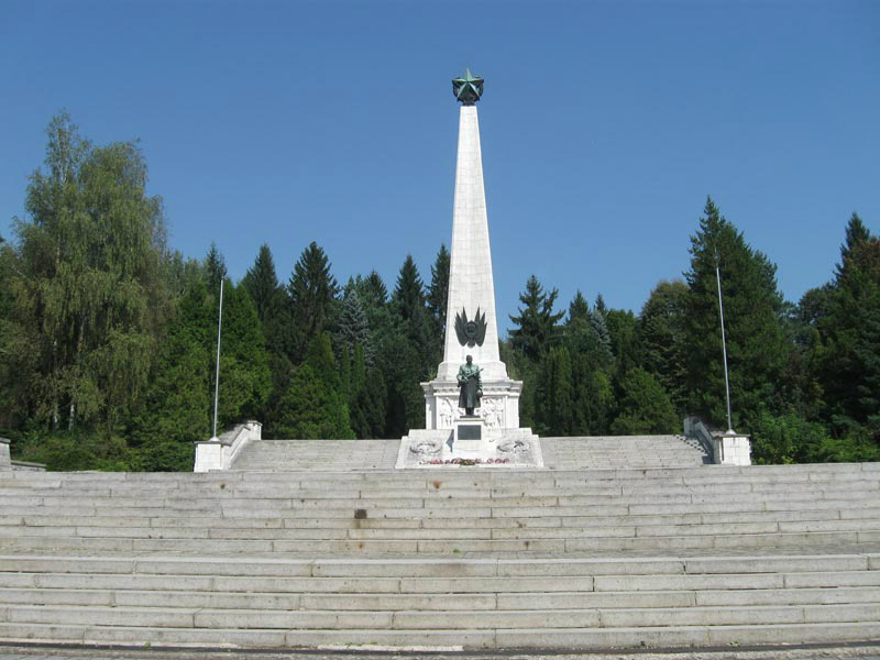 Главная стела воинского мемориала в Свиднике.