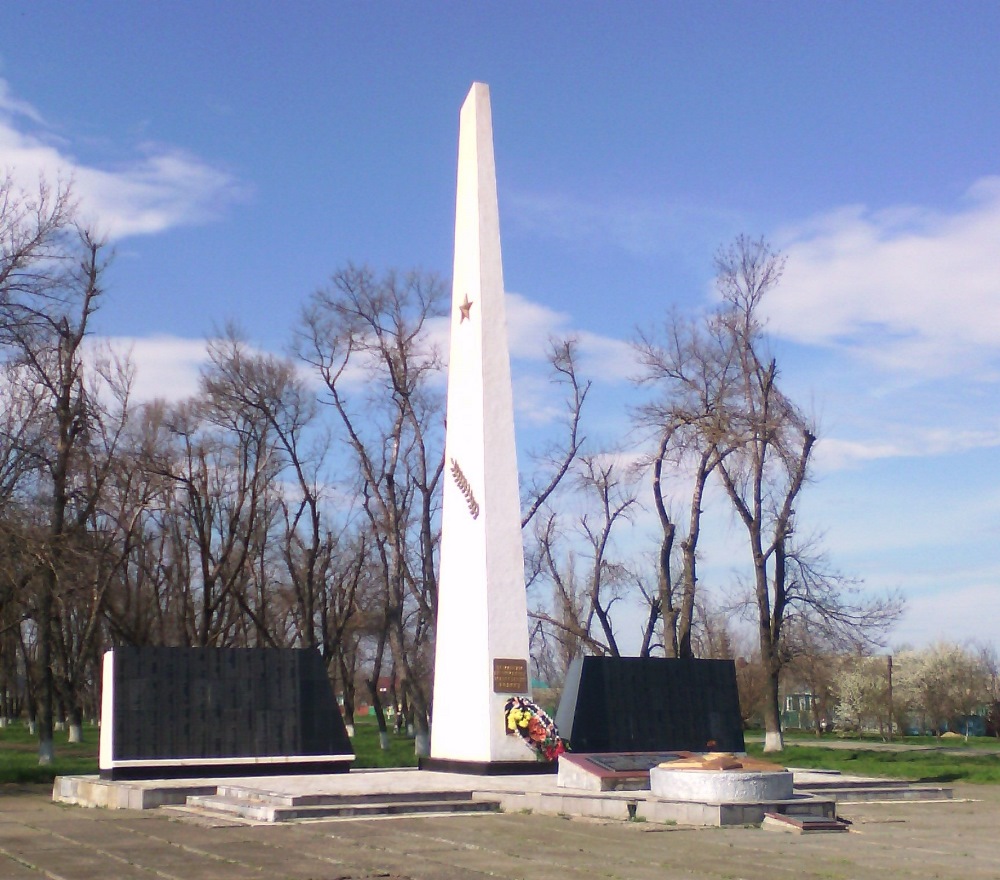 Братская могила партизан в Гиагинской.