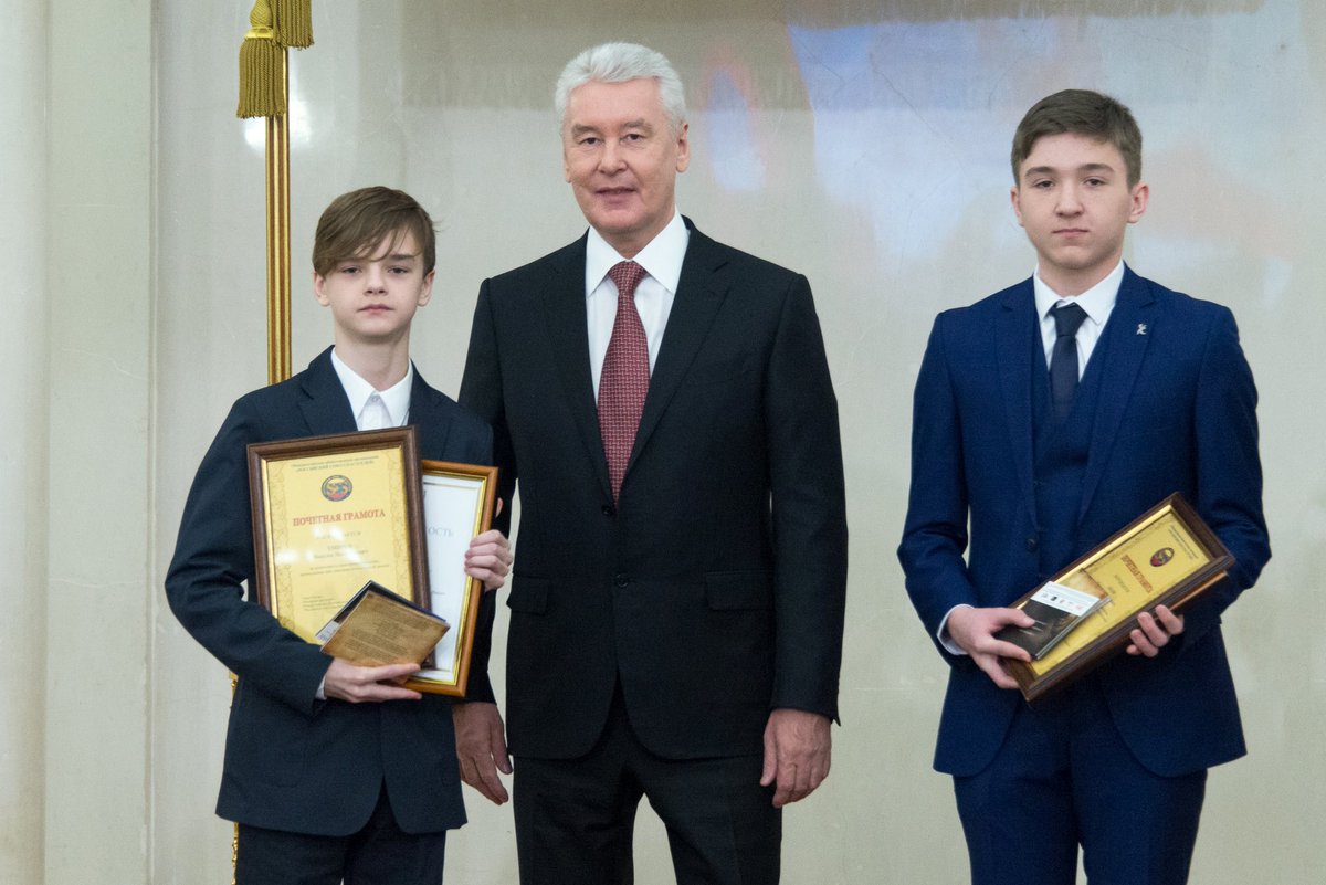 Максиму Хмирову вручают награду.