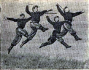 Юные танцоры исполняют прыжок.