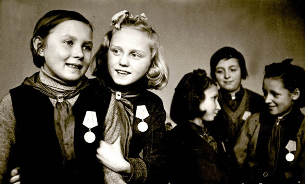 Маша Гнеденко с одноклассницами.