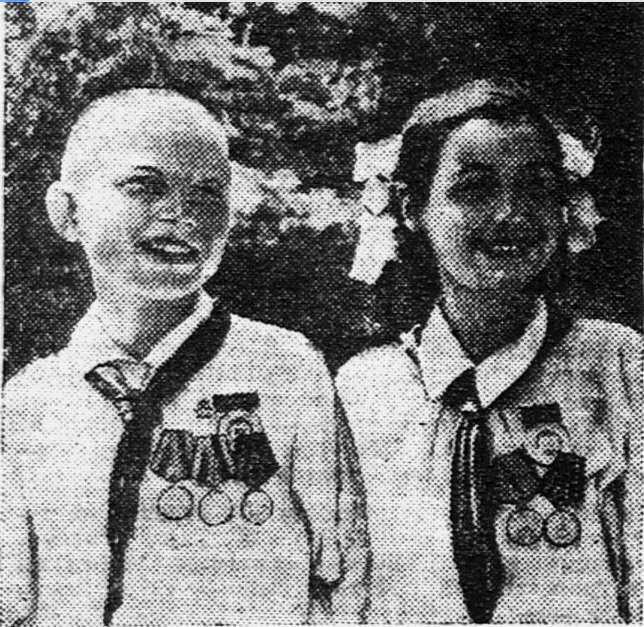 Галя Айдинян и Женя Сучилин радостно улыбаются.