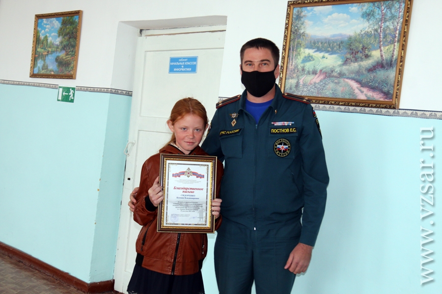Ксения Сидоренко получает награду.