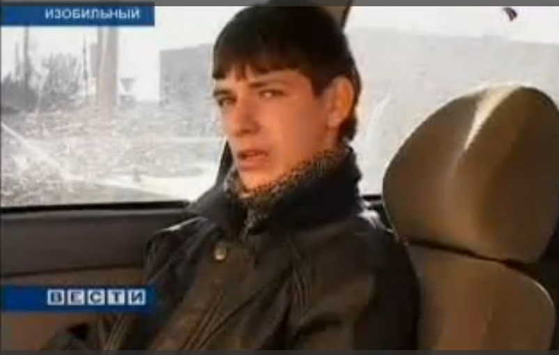 Миша Агапов сидит в автомобиле и даёт интервью.